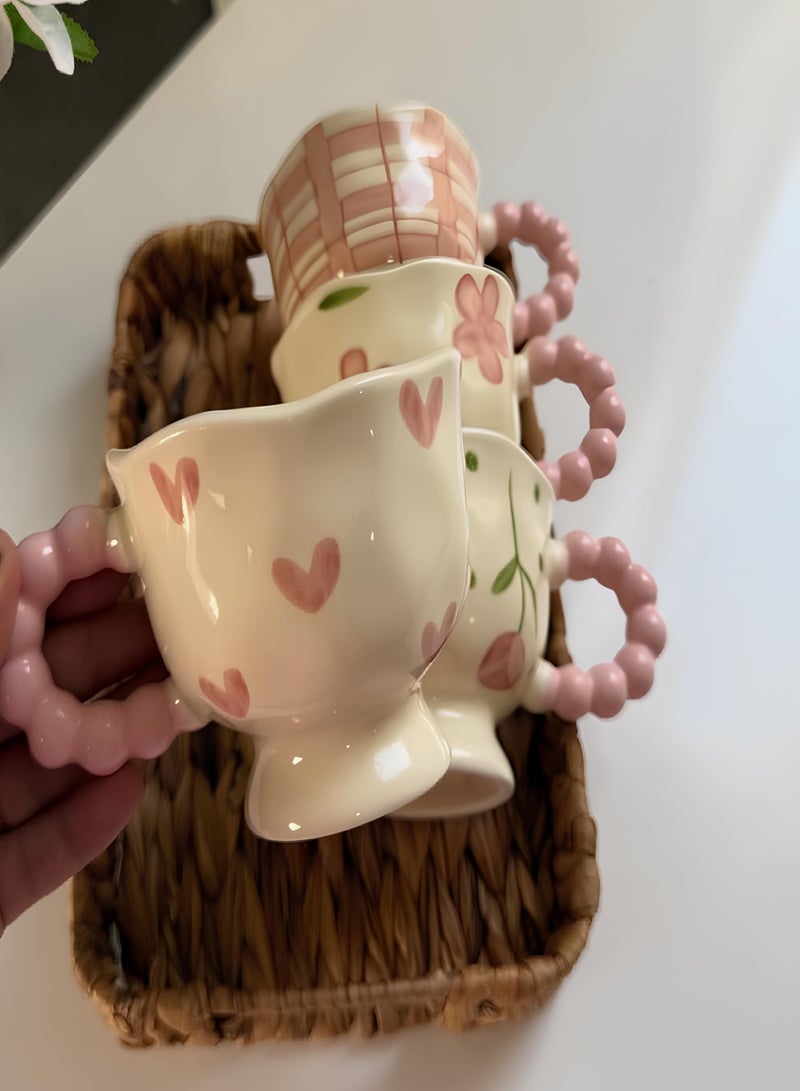 مج سيراميك أنيق بلون كريمي مع نقوش قلوب وردية، سعة 400 مل، تصميم مريح بمقبض عملي للاستخدام اليومي - Image 4